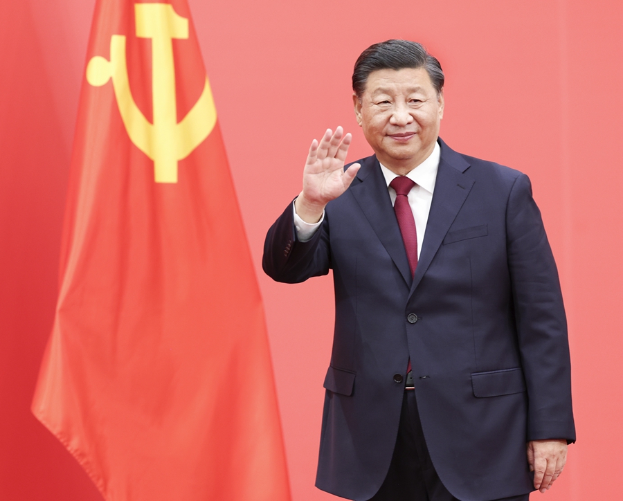 10月23日，剛剛在中國共產黨第二十屆中央委員會第一次全體會議上當選的中共中央總書記習近平和中共中央政治局常委李強、趙樂際、王滬寧、蔡奇、丁薛祥、李希在北京人民大會堂同采訪中共二十大的中外記者親切見面。這是習近平向在場的中外記者揮手致意。